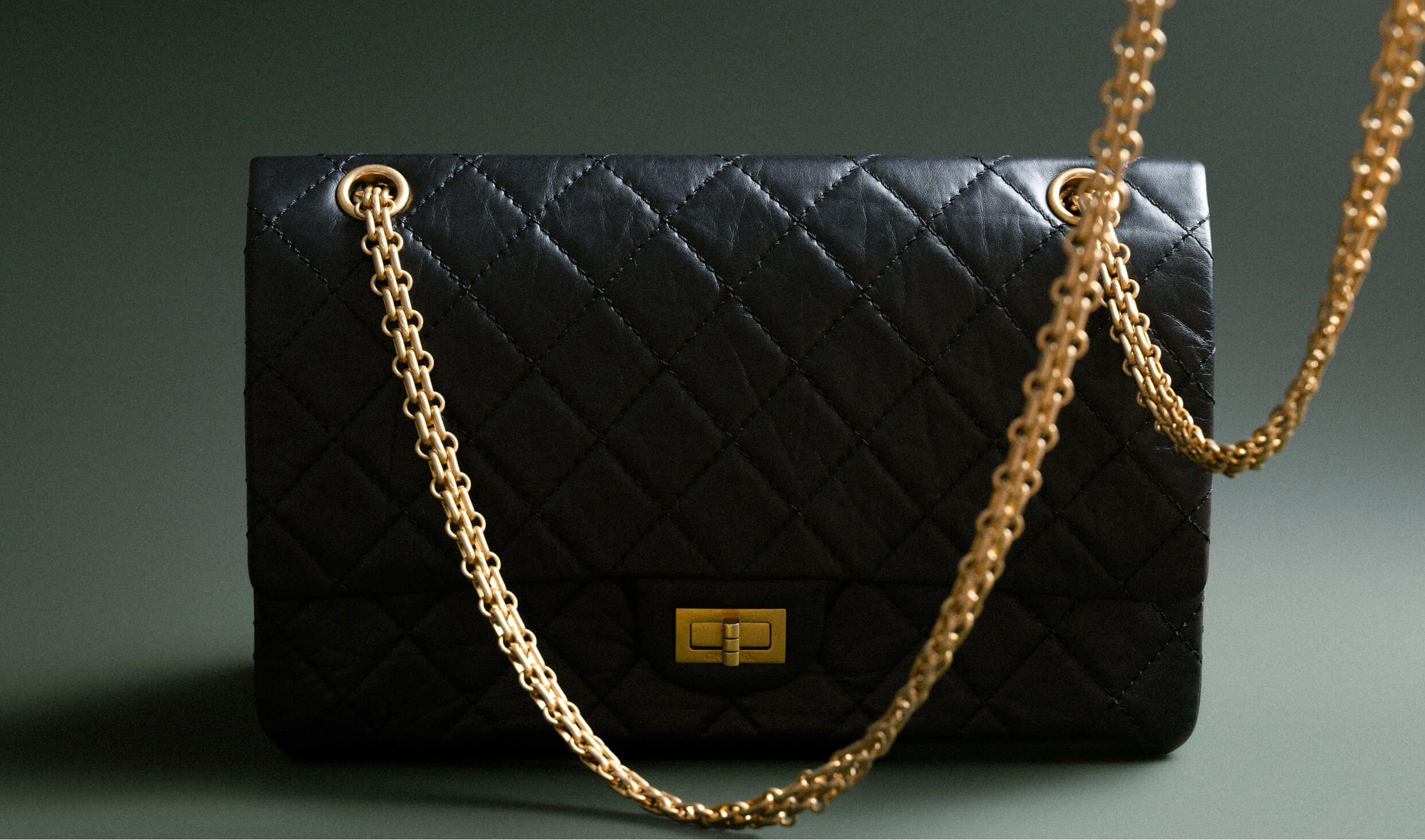 Создана для любовных писем и купюр. История сумки Chanel 2.55