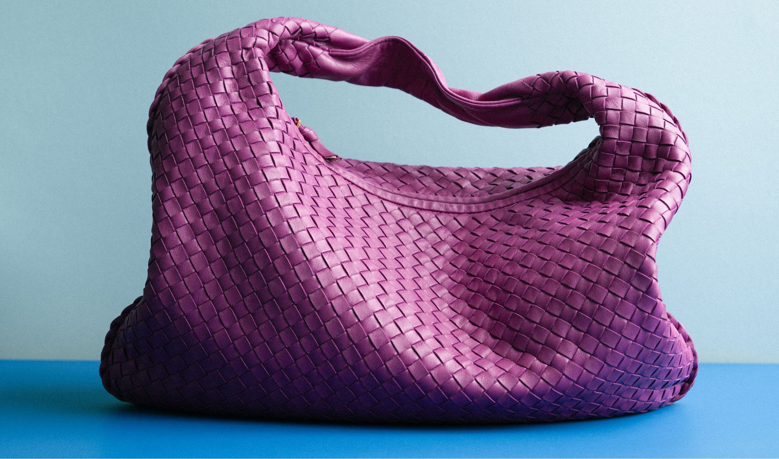 Как ухаживать за сумкой летом? Обходительно (и только так) 