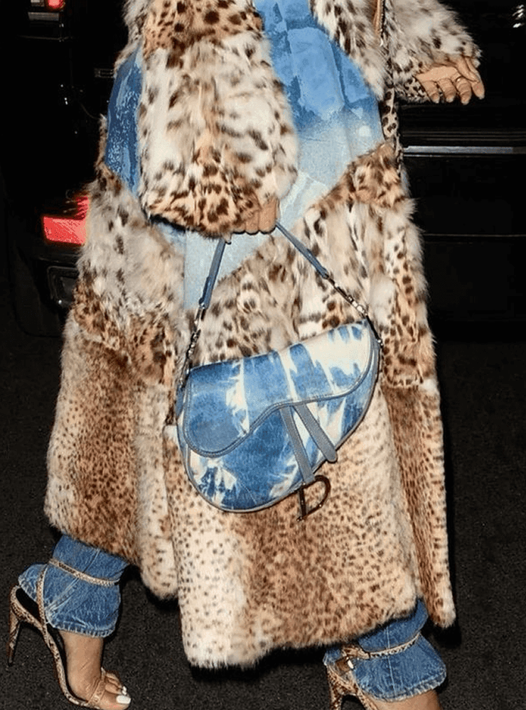 Рианна со своей tie dye saddle bag f/w 2000