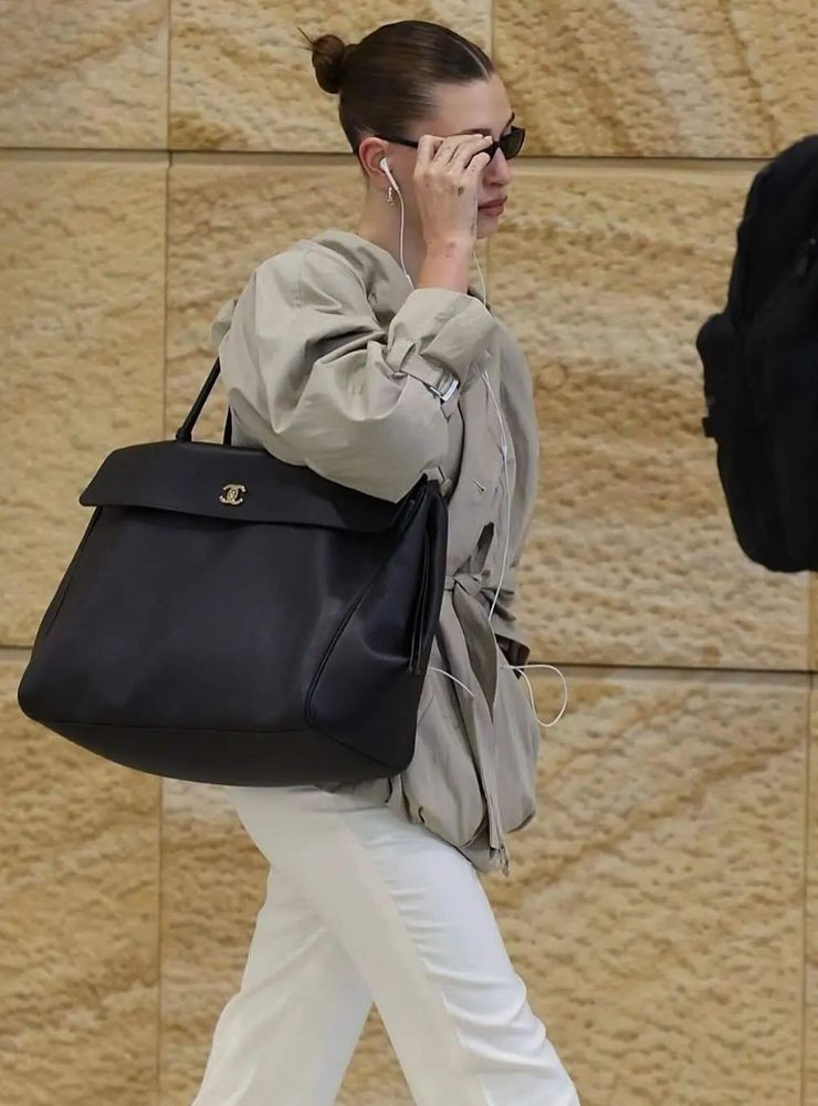Хейли Бибер с Chanel's SS26 Large Shopping Bag