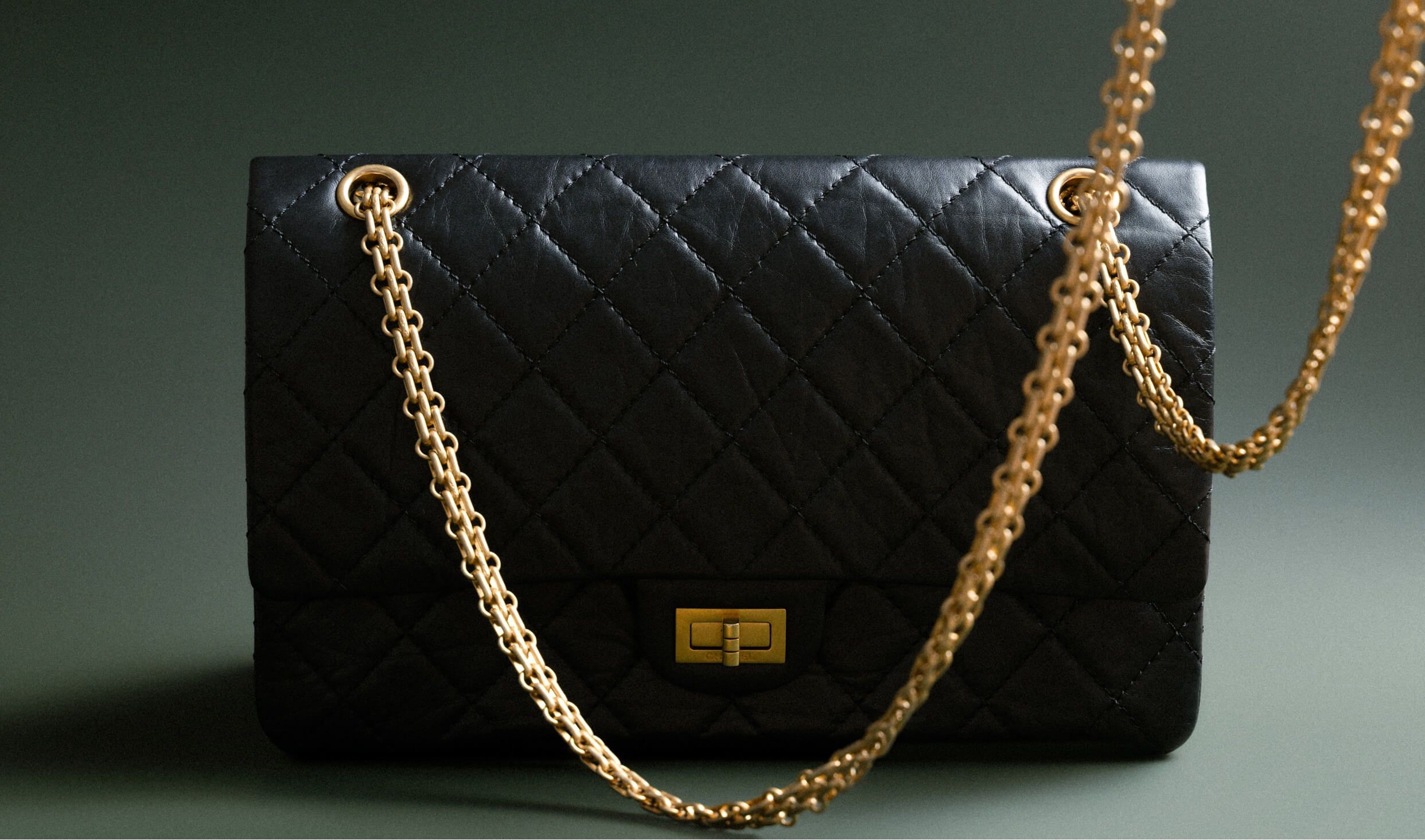 Создана для любовных писем и купюр. История сумки Chanel 2.55