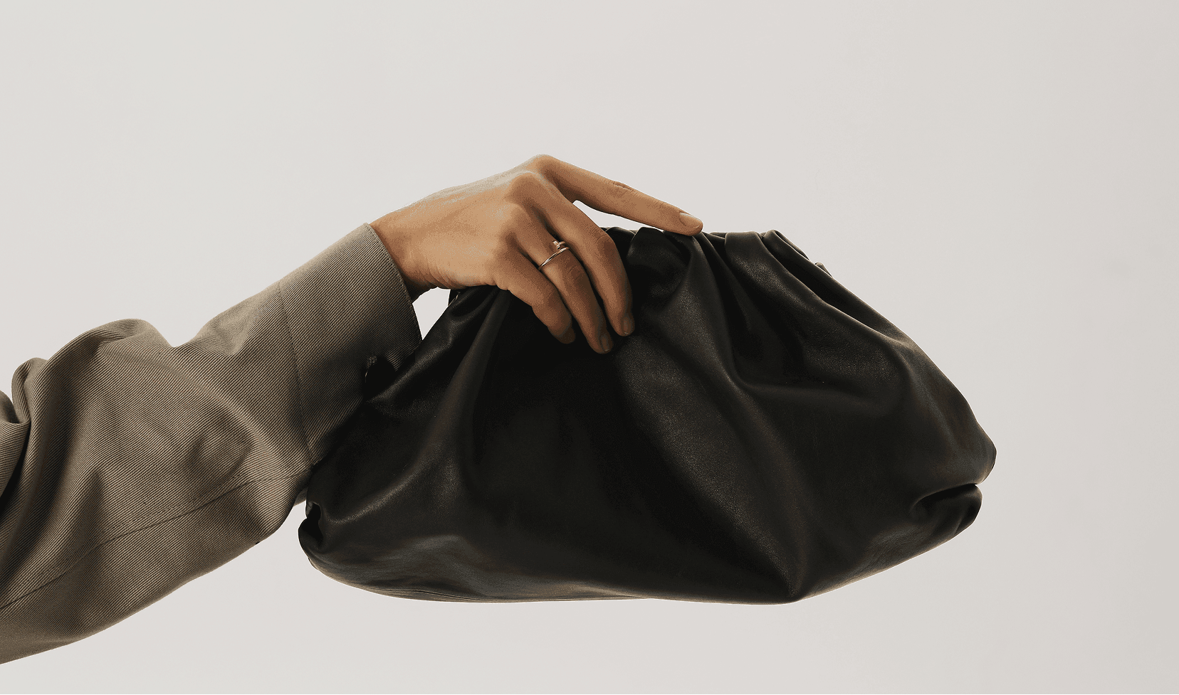 Чего нельзя делать при уходе за кожаной сумкой