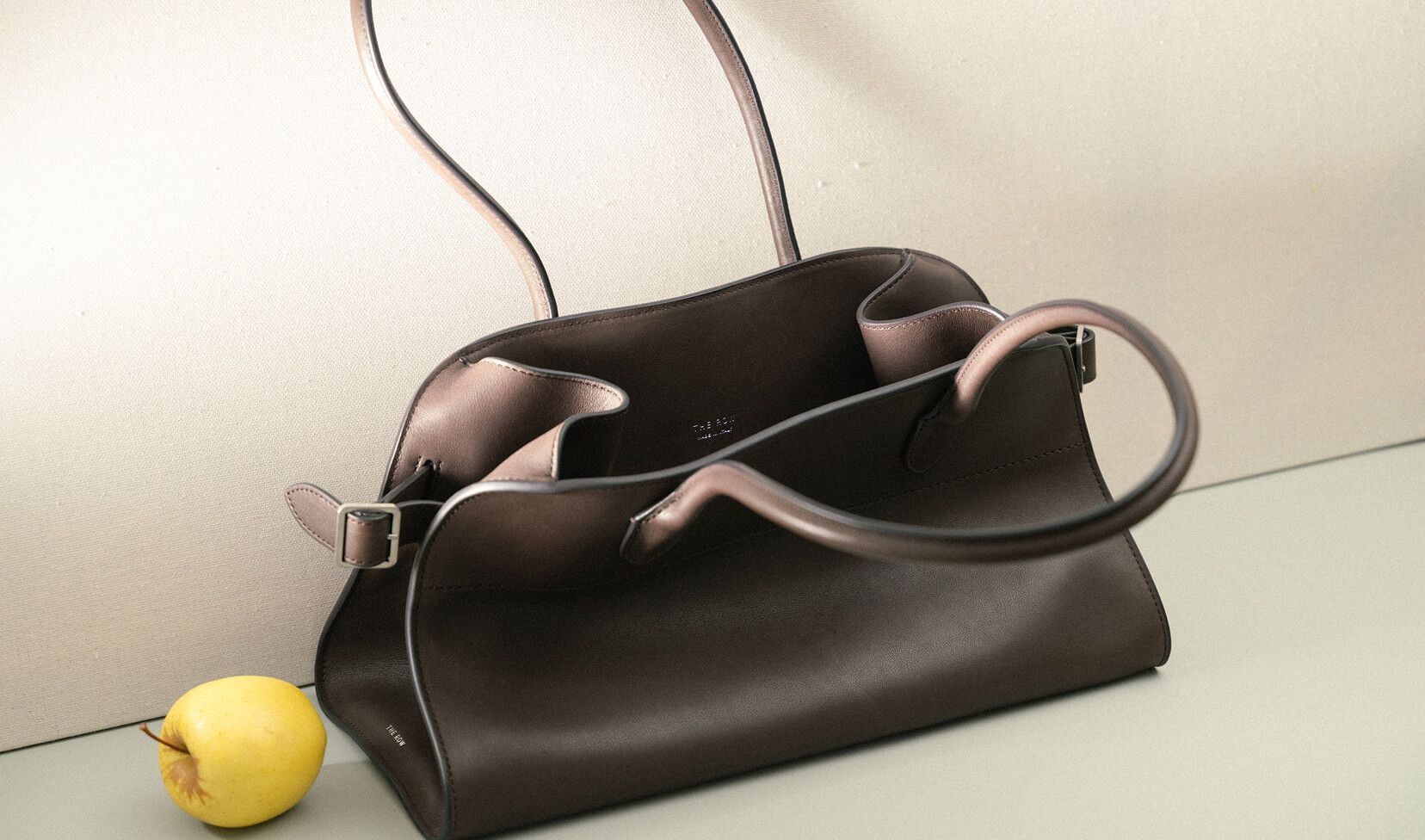 Интеллект — это новый люкс. Что такое интеллектуальная мода?