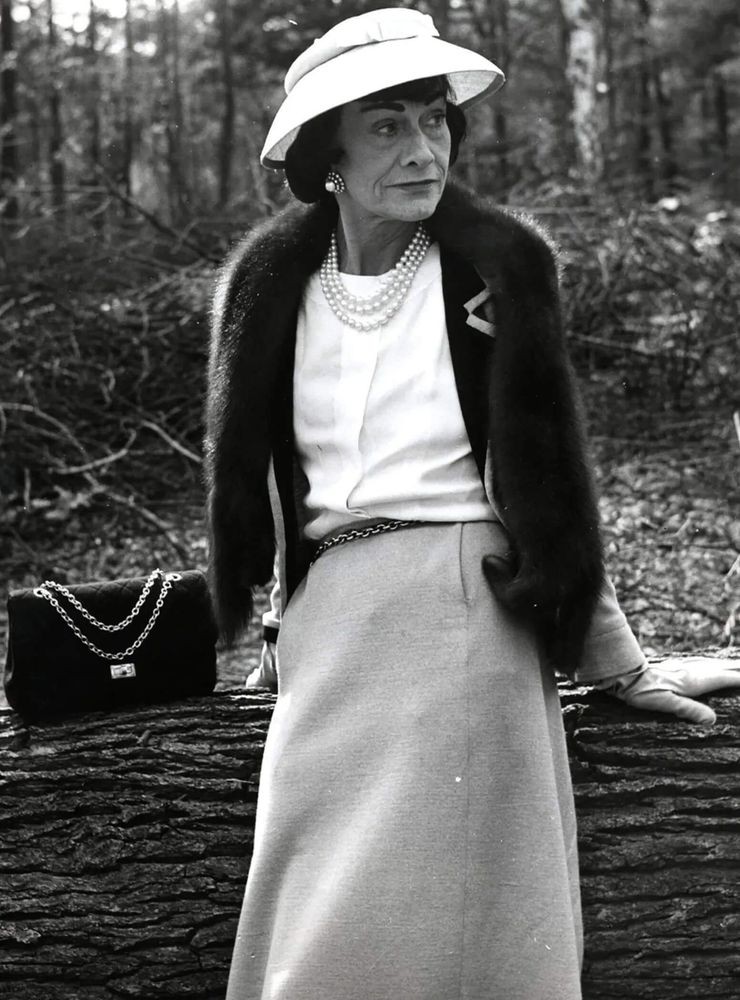 Коко Шанель с Chanel 2.55