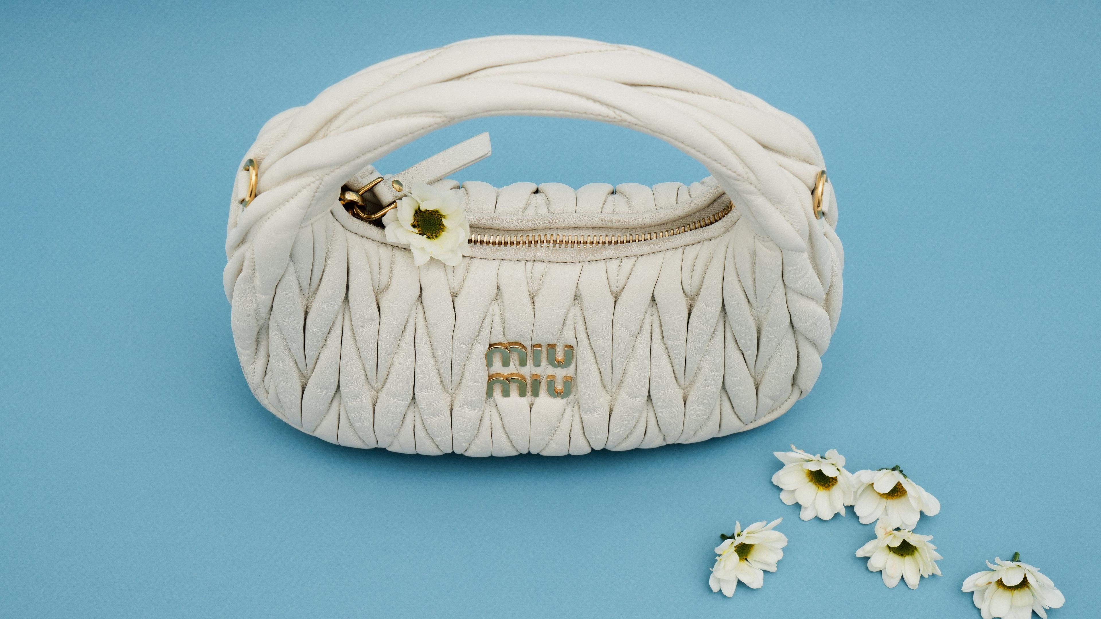 Как менялись сумки Miu Miu и девушка, которая их носит?
