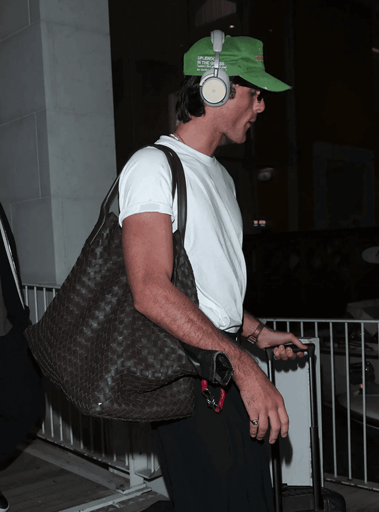 Джейкоб Элорди с Bottega Veneta Cabat / Photo: Aissaoui Nacer