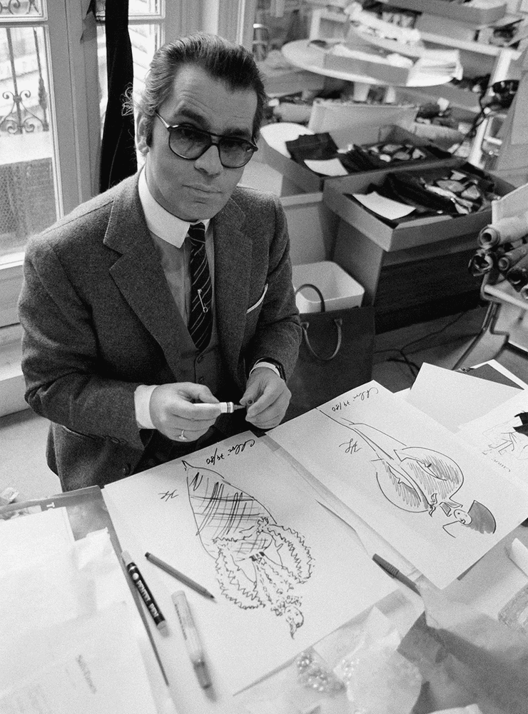 Лагерфельд за работой над эскизами для коллекции Chloe