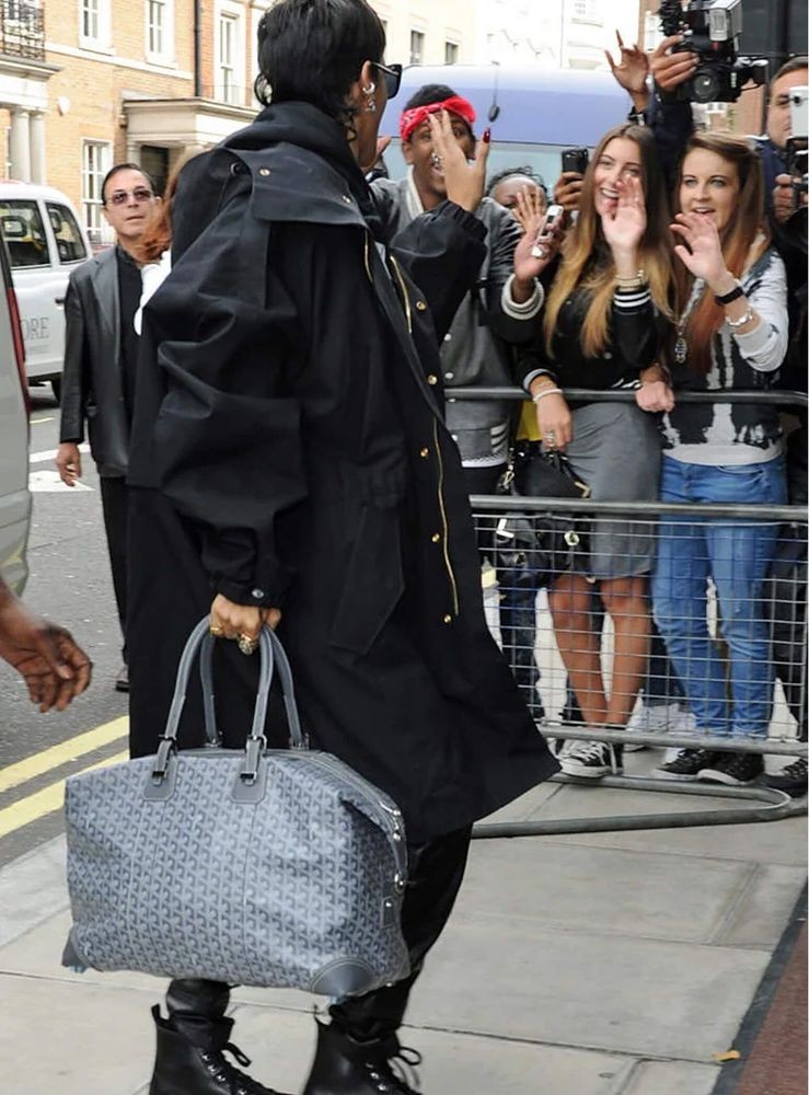 Рианна с сумкой Goyard